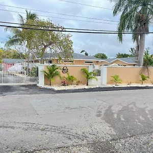 Aparthotel Sandelwood Studios', Nassau